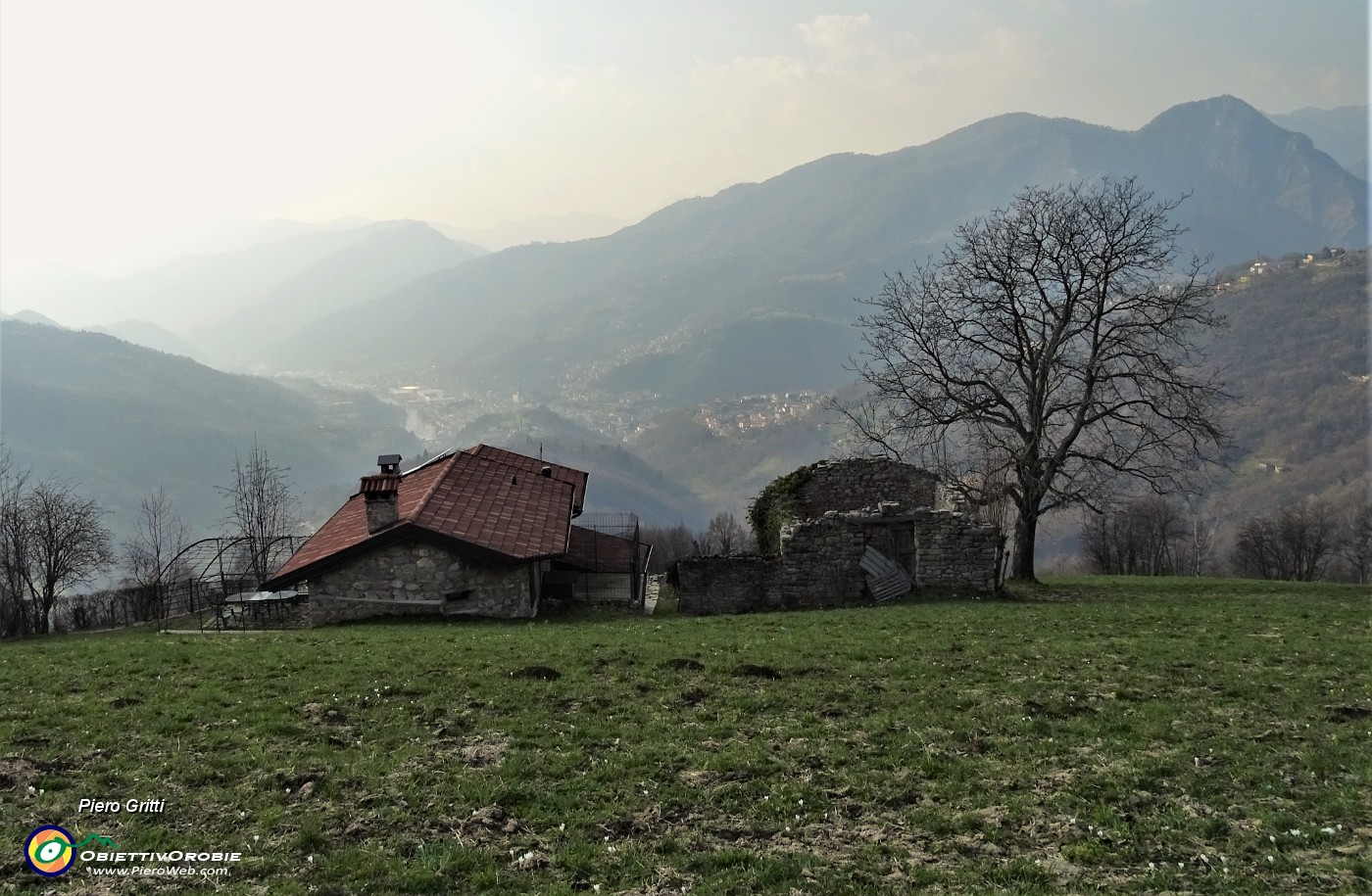 87 Vista panoramica dai pratoni delle Stalle Foldone sulla conca di Zogno.JPG